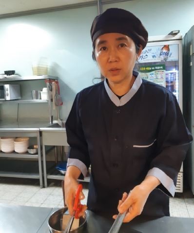 세월이 변해도 여전히 정통 조리방식을 고집하고 있는 춘천닭갈비 '3無 원칙파' 김영숙 신세계춘천정통닭갈비 대표. ⓒ 프라임경제