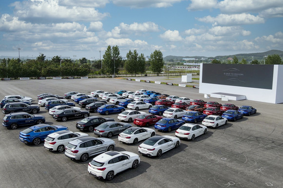 BMW 뉴 5시리즈와 뉴 6시리즈 그란 투리스모의 월드 프리미어 행사에서 참석자들은 준비된 BMW 차량에 개별 탑승해 행사를 마치는 순간까지 차에서 하차하지 않는 등 타인과의 접촉을 최소화했다. ⓒ BMW 코리아