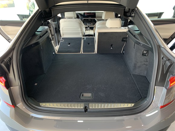 BMW 뉴 6시리즈 그란 투리스모는 전 좌석에 승객이 탑승한 상태에서의 적재용량은 600ℓ, 뒷좌석을 접으면 최대 1800ℓ까지 확장된다. = 노병우 기자