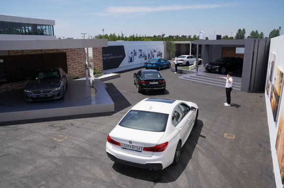 신차 공개는 드라이브 스루(Drive Thru) 방식으로 진행됐다. ⓒ BMW 코리아