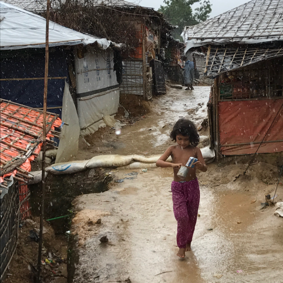 2017년 미얀마 정부의 인종학살을 피해 방글라데시 국경으로 피신한 로힝야족 어린이의 모습. 미얀마 정부는 로힝야족 보호를 위한 조처를 하라는 유엔 국제사법재판소(ICJ)의 명령을 아직도 이행하지 않고 있다. ⓒ 전해리 작가