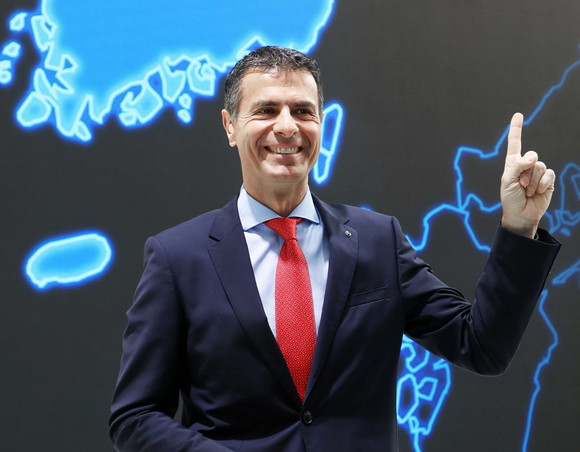 디미트리스 실라키스 대표이사 사장이 지난 5년간 한국에서의 성공적인 임기를 오는 8월 마치고, 9월1일부터 메르세데스-벤츠 USA의 영업 및 제품을 총괄하게 된다. ⓒ 메르세데스-벤츠 코리아