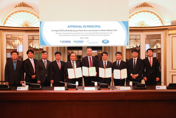 한국선급 본사에서 친환경 무용제 도료 1 Coat S;ystem 기본인증 수여식을 갖고 각 사 관계자들이 기념사진을 촬영하고 있다. 좌측 다섯 번째부터 라이베리아 기국 한국등록처 김정식 대표, 현대미포조선 남영준 전무, 현대중공업 안오민 상무, 한국선급 김연태 전무이사. ⓒ 프라임경제