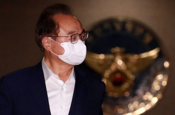 지난 22일 오거돈 전 부산시장이 성추행 등의 혐의로 14시간에 걸친 조사를 받고 부산경찰청사 밖을 나오고 있다. ⓒ 연합뉴스