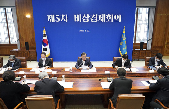 문재인 대통령은 오는 6월1일 열리른 제6차 비상경제회의를 직접 주재하고, 3차 추경안과 하반기 경제정책 방향에 대해 논의할 예정이다. ⓒ 청와대