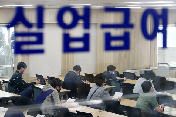 통계청이 5월13일 발표한 '2020년 4월 고용동향'에 따르면 지난 4월 취업자 수는 2656만2000명으로, 1년 전보다 47만6000명 감소했다. 이는 외환위기 여파가 미쳤던 1999년 2월 이래 최대 감소 폭이다. ⓒ 연합뉴스