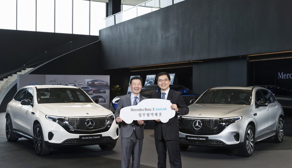 왼쪽부터 이상국 메르세데스-벤츠 코리아 세일즈 부문 총괄 부사장, 위현종 쏘카 부사장. ⓒ 메르세데스-벤츠 코리아