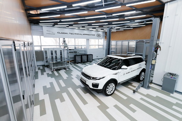 재규어 랜드로버 코리아가 전문 인력 육성 프로그램인 글로벌 테크니컬 어프렌티스의 4기 교육생을 모집한다. ⓒ 재규어 랜드로버 코리아