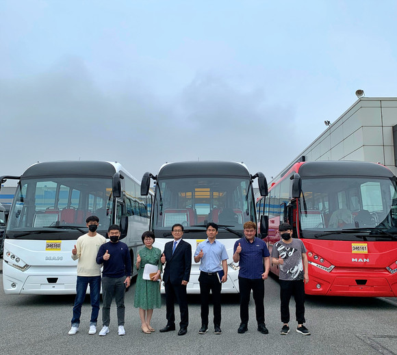 만트럭버스코리아가 부산광역시에 MAN 라이온스 투어링 버스를 인도하며, 재개한 부산 시티투어버스 운행에 힘을 보탠다. ⓒ 만트럭버스코리아