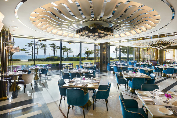 올데이 다이닝 레스토랑 '온 더 플레이트'. ⓒ 파라다이스호텔 부산