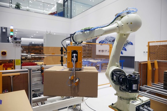 CJ대한통운 TES물류기술연구소에서 개발 중인 로봇팔의 모습. ⓒ CJ대한통운