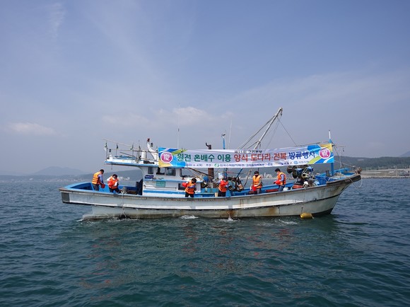 한국수력원자력(주) 고리원자력본부(본부장 이신선)는 부산시 기장군 장안읍 월내항에서‘제21회 원전 온배수 이용 양식 어패류 방류행사’를 통해 강도다리 치어 4만 미와 전복치패 2만 미를 방류하였다. ⓒ 고리원자력본부