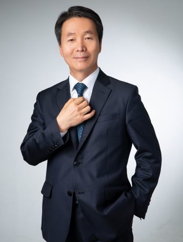 저서 '브레이크 없는 벤츠', '천당에 간 판검사가 있을까' 등 베스트셀러 작가로도 잘알려진 김용원 변호사. ⓒ 김용원부산항법률사무소