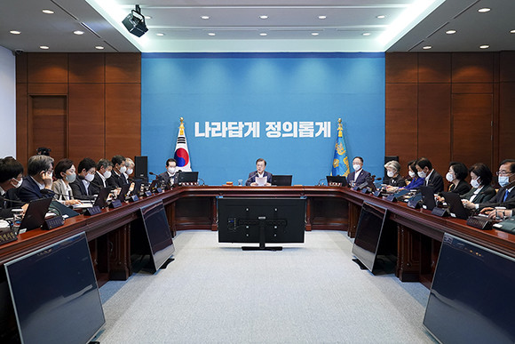 문 대통령은 "위기는 가난하고 어려운 분들에게 특히 가혹하다"며 "정부는 경제위기 상황에서 힘겨운 시간을 보내고 있는 국민들의 고통을 덜어드리기 위해 최선을 다하겠다"고 말했다. ⓒ 청와대