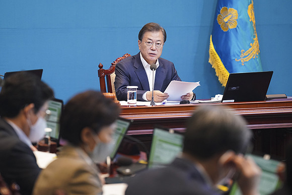 '제30회 국무회의'에서는 △뿌리산업진흥법 시행령 △공정거래법 시행령 △부패방지권익위법 시행령 △대한적십자사조직법 시행령 등이 주요 안건으로 논의됐다. ⓒ 청와대