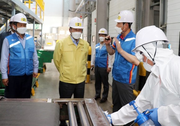 손명수 국토부 제2차관과 CJ대한통운 관계자들이 물류장비 소독 상황을 점검하고 있다. ⓒ CJ대한통운