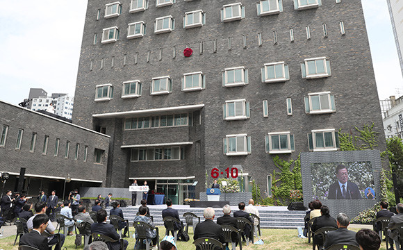 6.10민주항쟁 33주년 기념식을 계기로 대한민국 정부가 민주주의 발전 유공자에게 훈장을 추서하는 의미를 되새기고, 훈장 수여자에 대한 예우를 갖추기 위해 경찰 의장대가 전체 의전을 수행했다. ⓒ 연합뉴스
