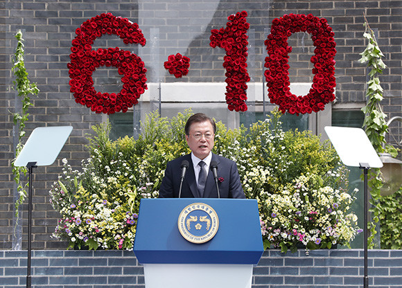 정부는 '제33주년 6.10민주항쟁 기념식'에서 민주주의 발전 유공자 12명에게 국민훈장 모란장을 친수했다. 정부가 6.10 기념식에서 훈장을 수여한 것은 이번이 처음이다. ⓒ 연합뉴스