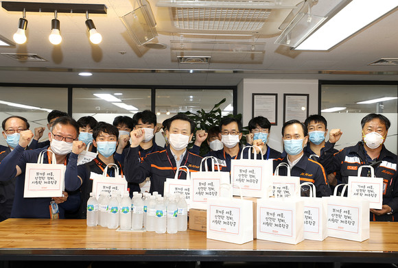 정비사들에게 자외선차단제 등 감사선물을 전달하고 있는 모습. ⓒ 제주항공