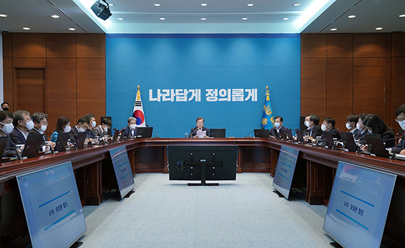 문 대통령은 "더는 여건이 좋아지기만 기다릴 수 없는 시간까지 왔다"며 "한반도 운명의 주인답게 남과 북이 스스로 결정하고 추진할 수 있는 사업을 적극 찾고 실천해 나가길 바란다"고 말했다. ⓒ 청와대