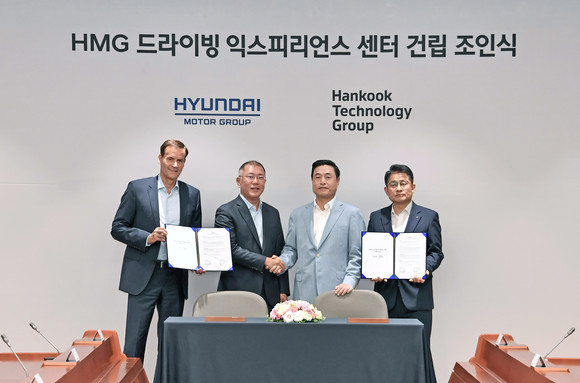 왼쪽부터 토마스 쉬미에라 현대·기아차 상품본부장(부사장), 정의선 현대차그룹 수석부회장, 조현식 한국테크놀로지그룹 부회장, 이수일 한국타이어앤테크놀로지 사장. ⓒ 현대자동차그룹