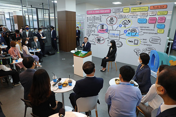 문재인 정부는 출범 직후 대통령 직속 '4차산업혁명위원회'를 설립하고, 데이터 경제로의 전환을 선언하며 데이터 중심의 경제 혁신을 지원해왔다. ⓒ 연합뉴스