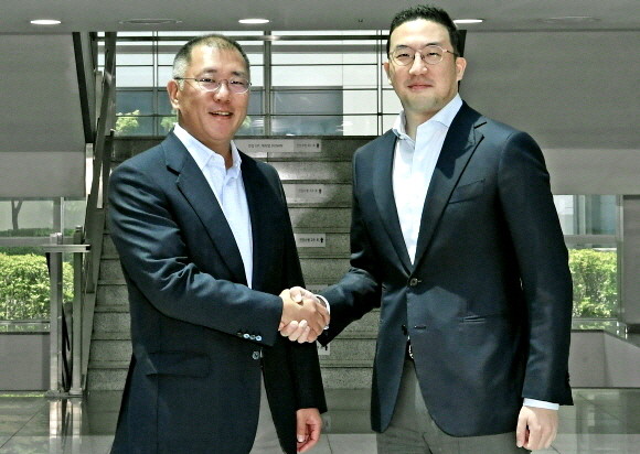 정의선(왼쪽) 현대차그룹 수석부회장과 구광모 LG그룹 대표가 오창공장 본관에서 악수하고 있다. ⓒ 현대자동차그룹