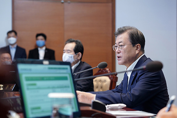 문 대통령은 "방역요원을 비롯해 국민, 가계, 기업 모두 사활을 걸며 경제적 어려움을 해결하기 위해 분투하고 있고, 정부도 국난을 빠르게 극복하고 위기를 기회로 만들기 위해 총력을 다하고 있다"며 국회의 3차 추경안 통과를 촉구했다. ⓒ 청와대