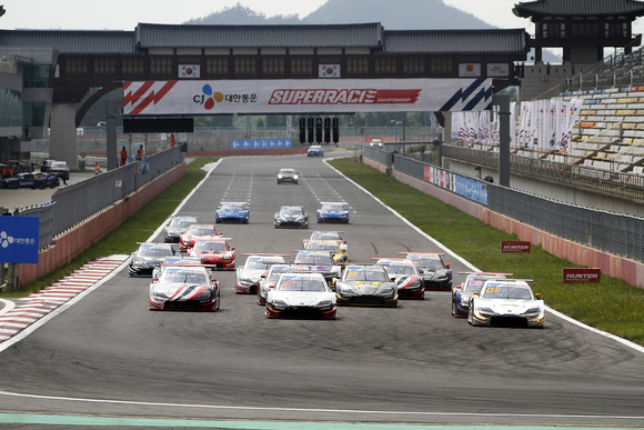 한국타이어가 후원하는 아트라스비엑스 모터스포츠의 최명길 선수가 CJ슈퍼레이스 슈퍼 6000 클래스 2라운드에서 폴투피니쉬 우승을 차지한 가운데 이번 우승으로 한국타이어의 압도적 성능 우위가 다시 한 번 입증됐다. ⓒ 한국타이어
