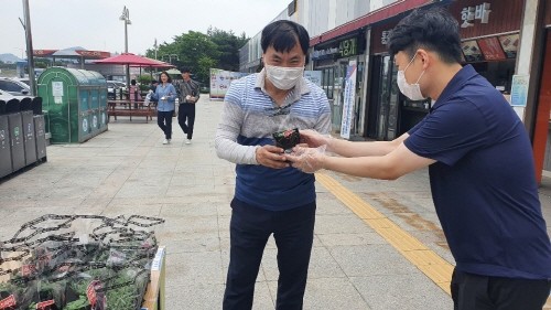 도로공사 군산휴게소에서 고객들에게 '허브 증정' 이벤트를 열었다. ⓒ 한국도로공사