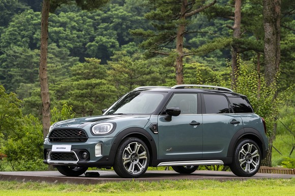 뉴 MINI 컨트리맨은 커다란 차체 크기 및 상징적인 루프 레일과 함께 한층 새로워진 전면부 디자인을 통해 더욱 강력한 존재감을 드러낸다. ⓒ MINI 코리아