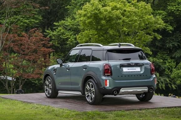 뉴 MINI 컨트리맨에는 두 가지의 외장 컬러가 새롭게 추가됐다. ⓒ MINI 코리아