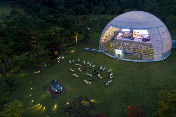 월드 프리미어가 진행된 '자연에 둘러 쌓인 도심'을 상징하는 특수 돔 텐트 형태의 파빌리온. ⓒ MINI 코리아