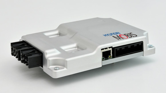 현대모비스가 국내 최초로 국산화한 통합관리제어기. ⓒ 현대모비스