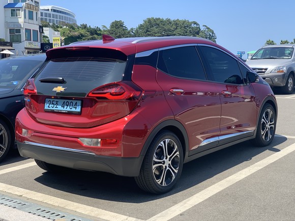 볼트 EV는 역동적인 크로스오버 스타일을 바탕으로 미래지향적인 외관을 완성했다. = 노병우 기자