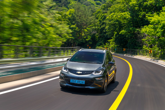 두터운 토크감은 한계령 오르막에서 볼트 EV를 주저 없이 쭉쭉 밀어줬다. ⓒ 한국GM