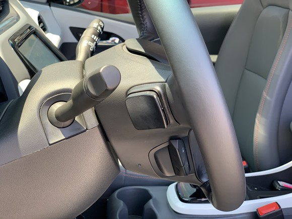 볼트 EV는 스티어링 휠 후면의 패들 스위치를 통해 운전자가 능동적으로 회생 에너지 생성을 제어할 수 있는 리젠 온 디맨드 시스템을 탑재해 주행거리를 극대화한다. = 노병우 기자