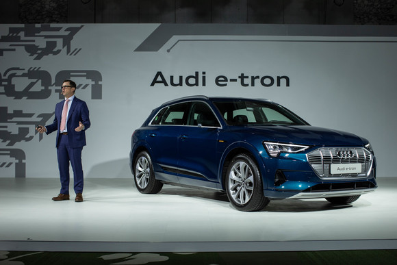 아우디가 국내에 첫 선을 보이는 e-트론 모델은 e-트론 55 콰트로 모델로, 두 개의 강력한 전기모터와 전자식 콰트로를 탑재한 새로운 구동 시스템으로 민첩하고 강력한 주행성능을 보장한다. ⓒ 아우디 코리아