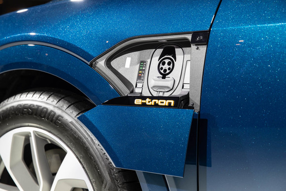 아우디 e-트론 55 콰트로는 가정과 공공, 아우디 네트워크 내에 설치된 충전소에서 완속(AC) 및 급속(DC) 충전이 가능하며, 급속충전 시 최대 150㎾의 출력으로 30분이면 80%까지 충전할 수 있다. ⓒ 아우디 코리아