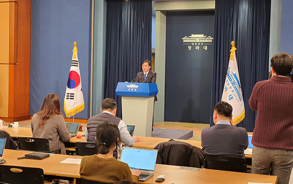 강민석 청와대 대변인은 1일 춘추관 브리핑에서 문재인 대통령의 국회 개원 연설문이 사장될 위기에 놓였다고 안타까워 했다. = 김경태 기자