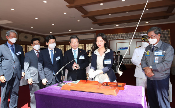 HMM의 2020년 신입사원 김민지 씨가 "이 배를 'HMM 함부르크'호로 명명합니다"라며 밧줄을 끊고 있는 모습. ⓒ HMM