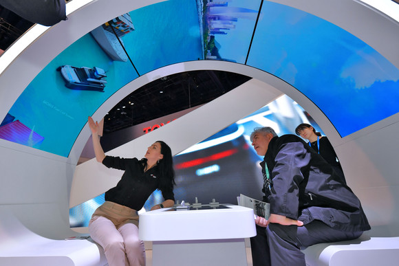 현대모비스가 올해 초 열린 CES 2020에서 현지 스타트업과 관계자들을 초청해 미래차 개발 전략을 설명하고 있다. ⓒ 현대모비스