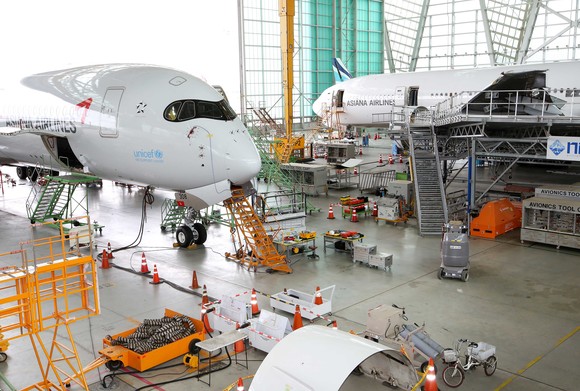 아시아나항공이 코로나19 종식에 대비해 항공기를 비행에 즉시 투입할 수 있도록 안전 정비에 만전을 기하고 있다. ⓒ 아시아나항공