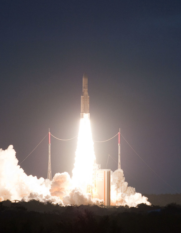 국내 연구개발에 의해 제작된 첫 정지궤도 위성인 천리안 위성을 탑재한 아리안-5ECA 발사체가 2010년 6월27일 오전 6시41분(현지시각 26일 오후 6시41분) 남미 프랑스령 가이아나우주센터에서 발사되고 있는 모습. ⓒ 연합뉴스