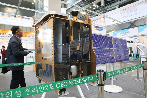 실물 크기의 정지궤도 복합위성인 천리안위성 2A호. ⓒ 연합뉴스