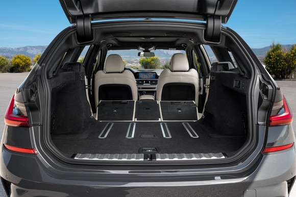 트렁크 적재공간은 기본 500ℓ이며, 40:20:40 비율로 분할 폴딩되는 뒷좌석 등받이를 모두 접으면 최대 1510ℓ까지 확장된다. ⓒ BMW 코리아