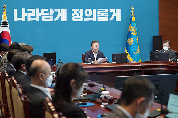 문 대통령은 6일 주재한 수보회의에서 "야당이 함께하지 못해 아쉽지만 국회가 추경을 심의하는 과정에서 최근 달라진 상황을 반영하는 예산 증액과 청년들의 어려움을 덜어주기 위한 예산 증액에 특별히 관심을 기울여 준 것에 대해 감사하다"고 전했다. ⓒ 청와대