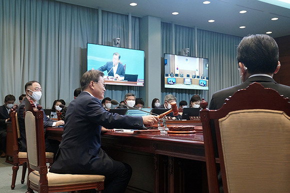 문 대통령은 "새로운 시대 변화에 맞춰 노사 관계도 발전해야 한다"며 "변화하는 환경에 걸맞게 이제는 과거 산업화 시대의 대립적 노사 관계에서 벗어날 때가 됐다"고 말했다. ⓒ 청와대