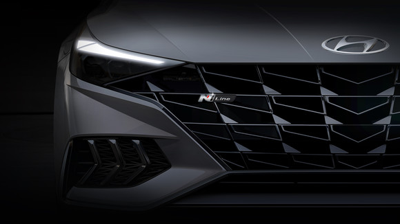 메쉬 라디에이터 그릴과 N 라인 엠블럼. ⓒ 현대자동차