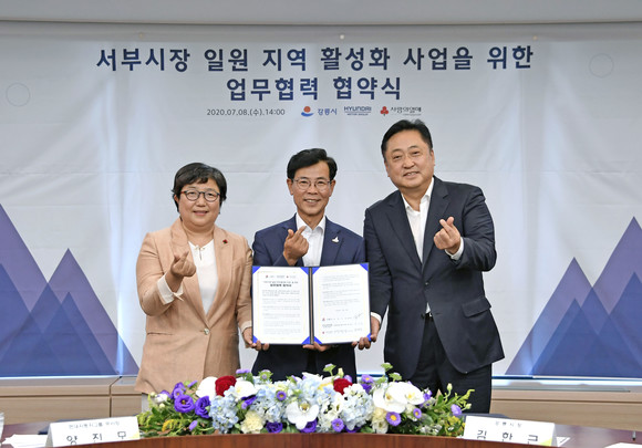 왼쪽부터 김연순 사회복지공동모금회 사무총장, 김한근 강릉시장, 양진모 현대차 부사장이 업무협력 협약식에서 기념사진을 촬영하는 모습. ⓒ 현대자동차그룹